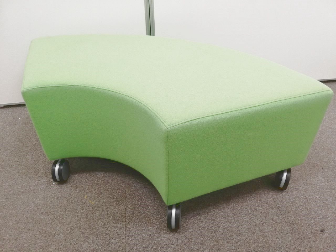 【在庫入れ替え　6,000円⇒4,000円】【簡易休憩スペース】オカムラ製リング型チェア【優しいグリーン】
                        アルト 
                                    中古
            