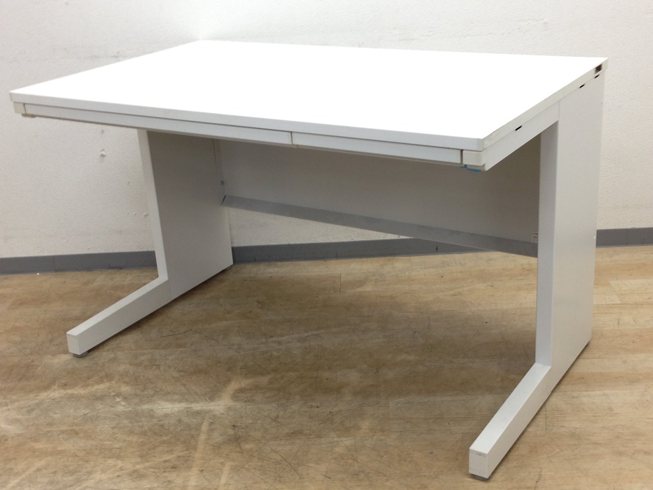 【残り1台】楽市楽座発祥の岐阜からお届けする、先進のホワイトデスク！！おしゃれに　快適に
                        スカエナ デスク 
                                    中古
            