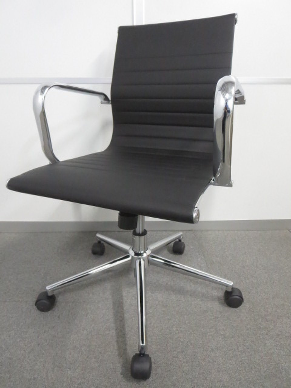 【会議スペースにも最適！】■デザインチェア　レザータイプ【店頭展示品】【在庫豊富！新品お取り寄せできます！】
                        レザーチェア
                                    新古品
            