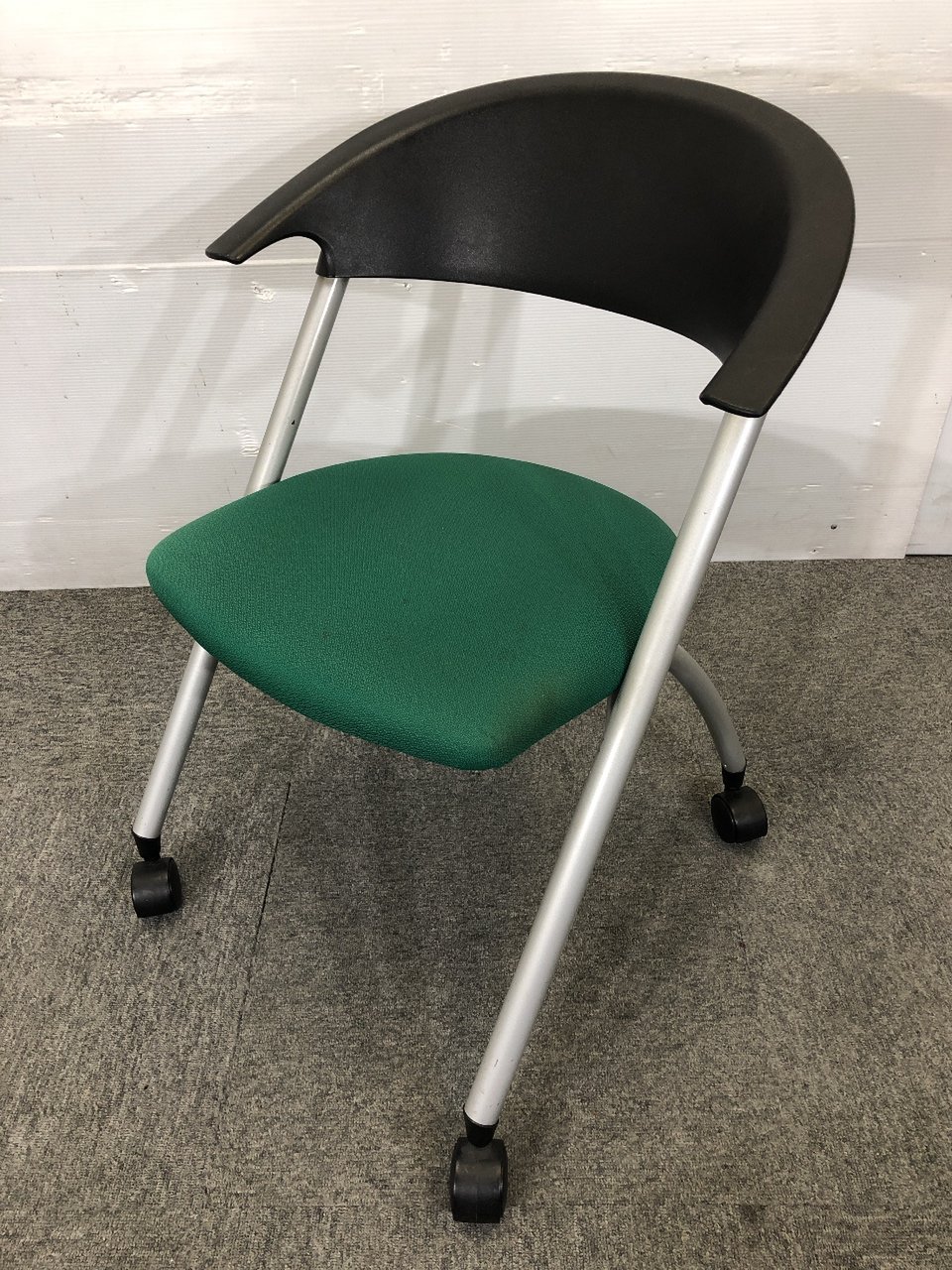 変わったデザインのチェア入荷しました！空間を選ばない万能チェアです。
                        その他シリーズ
                                    中古
            