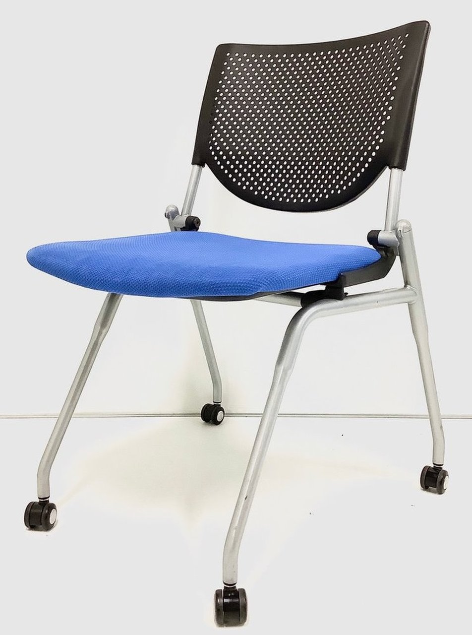【フレキシブルに使えるキャスター付！】■オカムラ製　ネスティングチェア　■プロスタックシリーズ　ブルー
                        プロスタック 
                                    中古
            