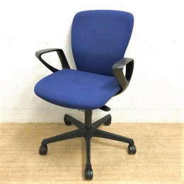 【オカムラ製の肘付きコンパクトチェア！】小さいながらもしっかりとした座り心地！ロット商品