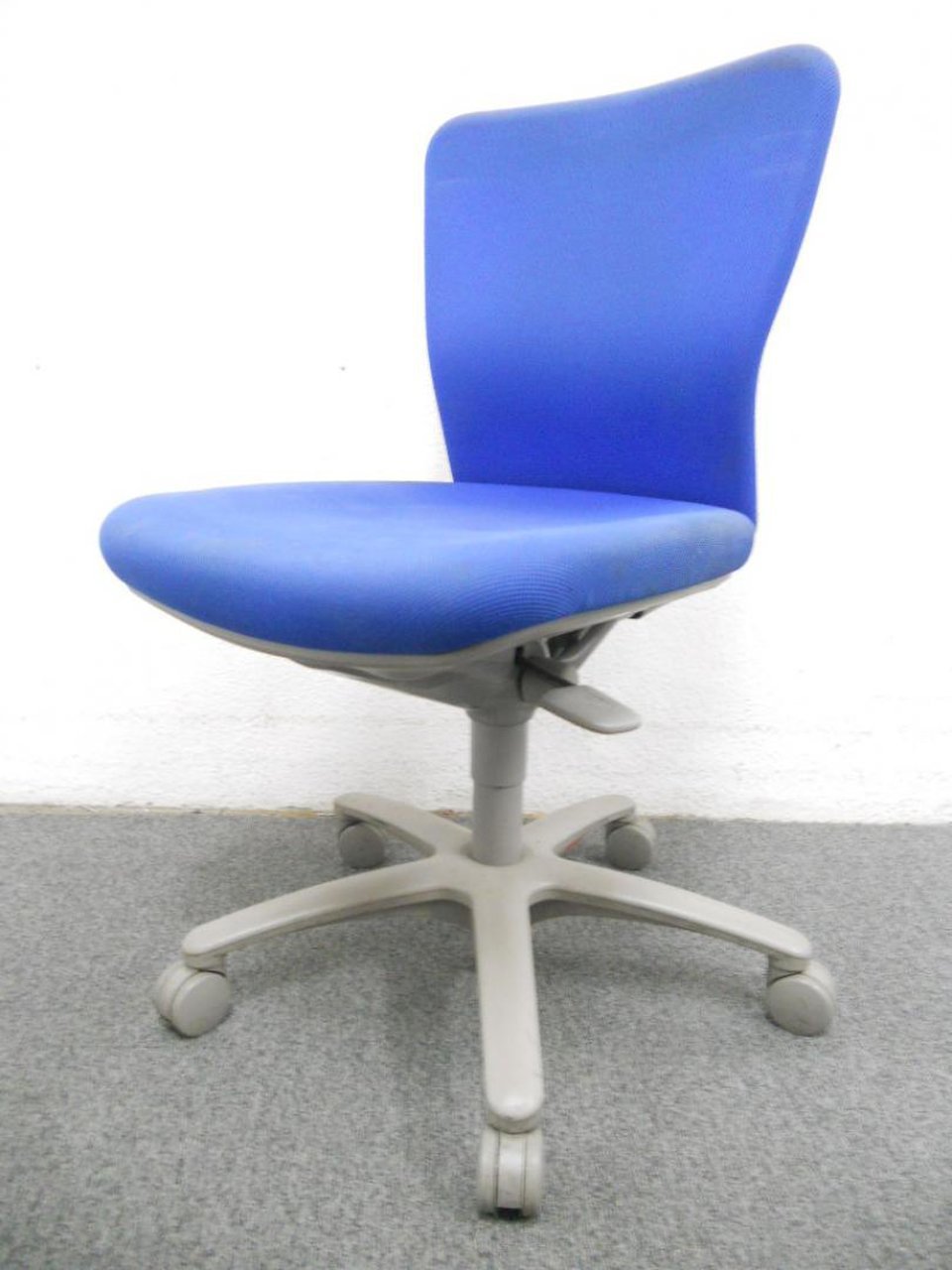 【残り1脚】人気のブルーチェア！任意の位置でリクライニングロック可能！！
                        カロッツァ 
                                    中古
            