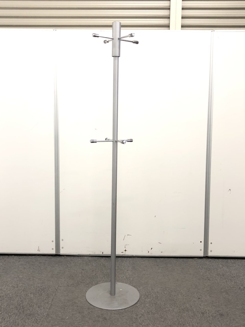 大きな被服の収納にオススメ！｜フック8本｜ハンガーポール｜シルバー
                        その他シリーズ
                                    中古
            