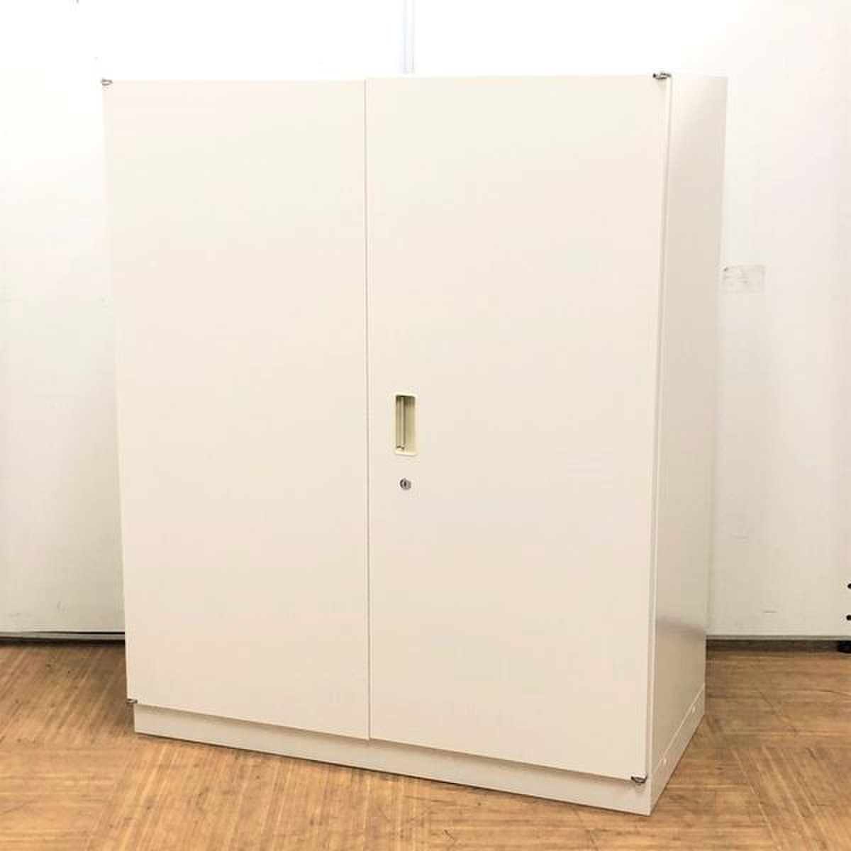 【4台入荷】ホワイトの衝撃！！観音開き扉タイプのローキャビネット！！安心のトップブランド製
                        シンライン 
                                    中古
            