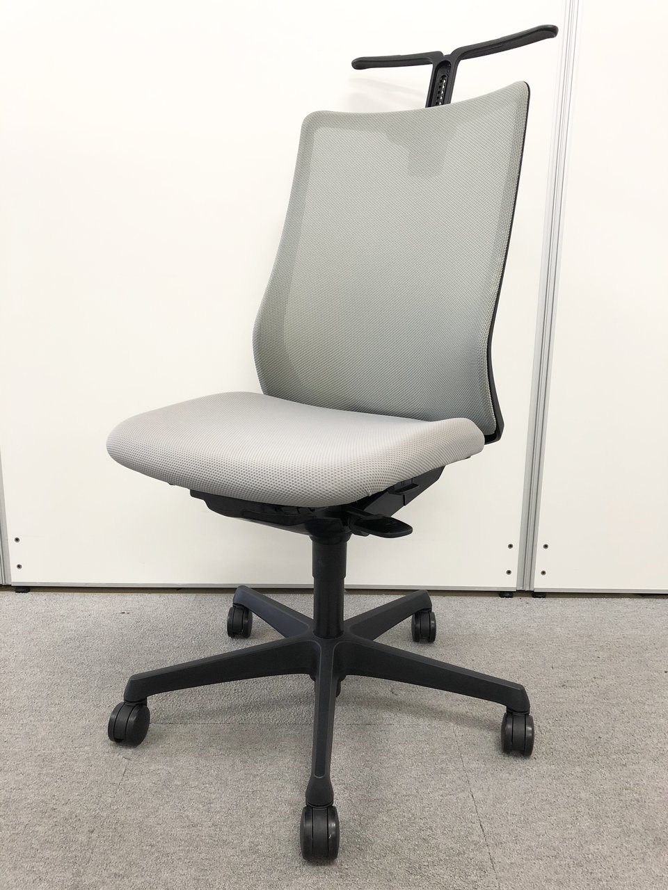 【2017年製】現行モデルのフルーエントチェアが入荷致した！今な数が揃います！「異硬度クッション」仕様。
                        フルーエント 
                                    中古
            