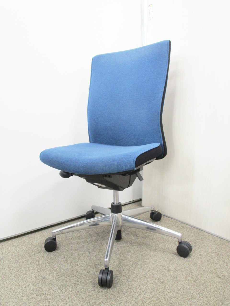 【良品】【レアなデニム素材！！】オシャレを演出する！
コクヨ/プントチェア
                        プント 
                                    中古
            