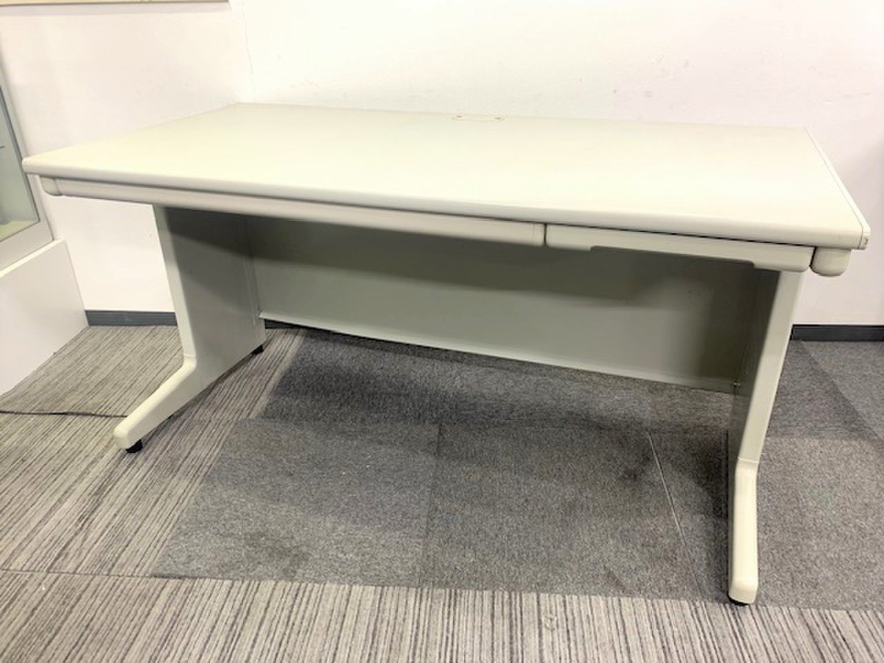 【⑥】【ロット購入大歓迎！】【在庫超過の為特別価格でご案内】【プラス製】【1400㎜平机】【配線タップ無しの為、激安！】
                        LA
                                    中古
            