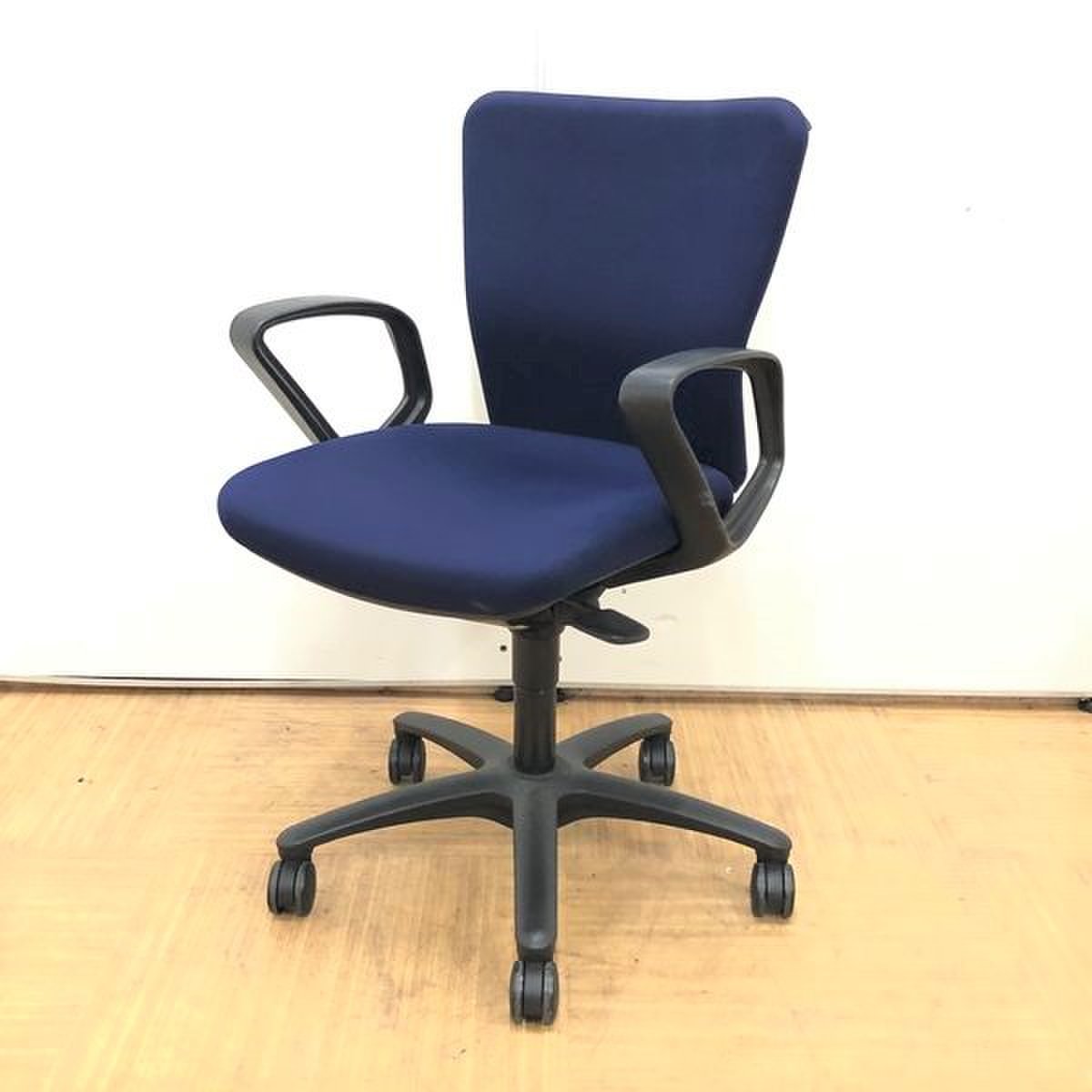 【定番商品が19脚入荷！】デスクチェアで迷ったらこのチェア！【コートハンガー付き】
                        カロッツァ 
                                    中古
            