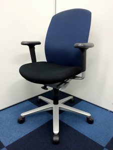 【頑丈な作りですので壊れにくい最強チェア】■脚の部分がスチールで出来ています　■内田洋行製　■キャスト　■可動肘タイプ