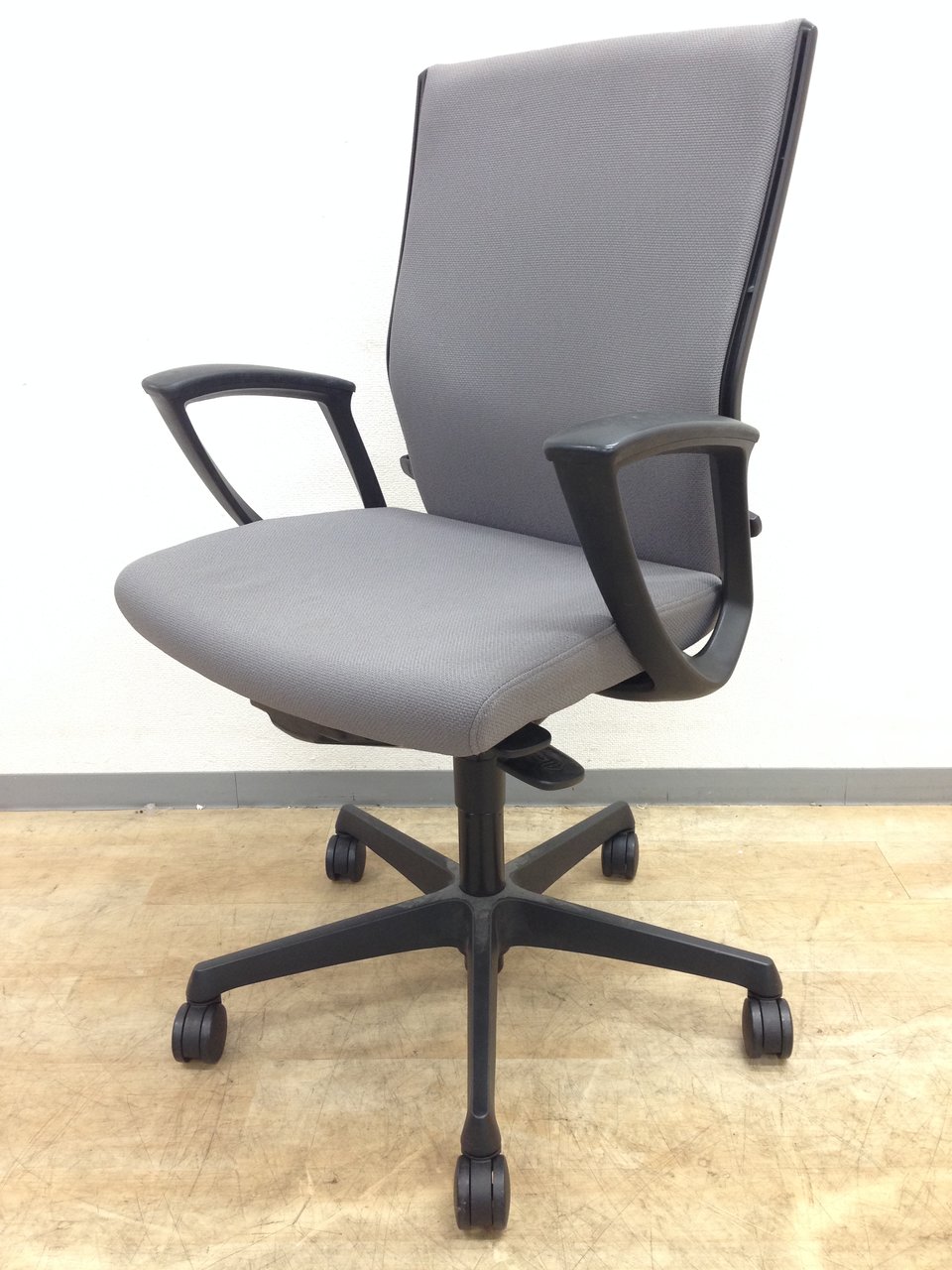 スタイリッシュなデザインが、オフィスに調和するデスクチェア!!【中古】【オフィス家具】【東京】【大阪】【愛知】【岐阜】
                        エスクード（クッション） 
                                    中古
            