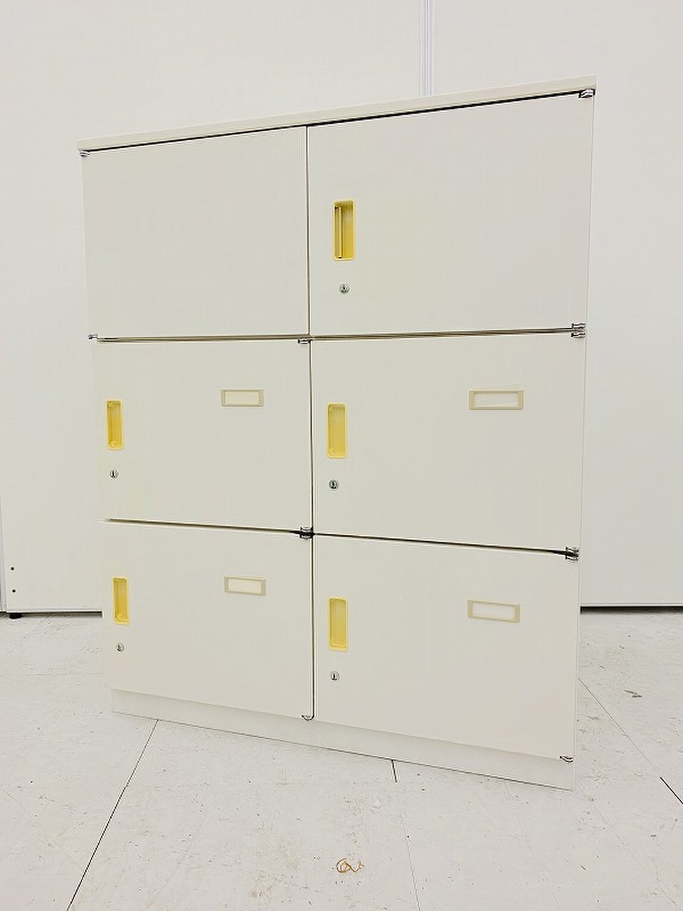 【滞留品の為、大特価！】【レア】【希少】ロッカーの上にキャビネット！？使用方法は∞！！【鍵1本作成無料！】
                        シンライン 
                                    中古
            