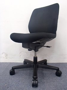 コストパフォーマンスも高く使い勝手良好！座面がスライドする面白機構も搭載！｜トルテ｜ブラック