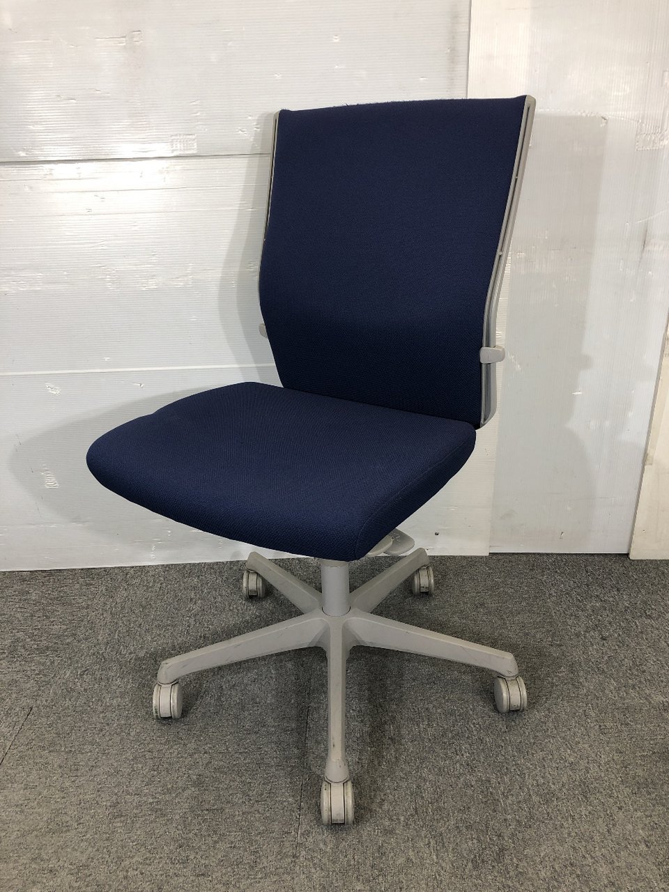 ⑫オカムラの人気チェアエスクードが値下げしました！
                        エスクード（クッション） 
                                    中古
            