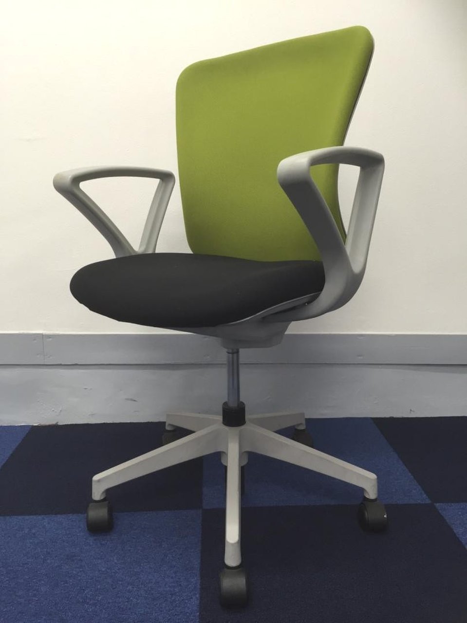 【4脚入荷！】小ぶりなサイズで非常に人気！　イナバ製バルチェ　入替　起業　開設　新規　テレワーク
                        バルチェ 
                                    中古
            