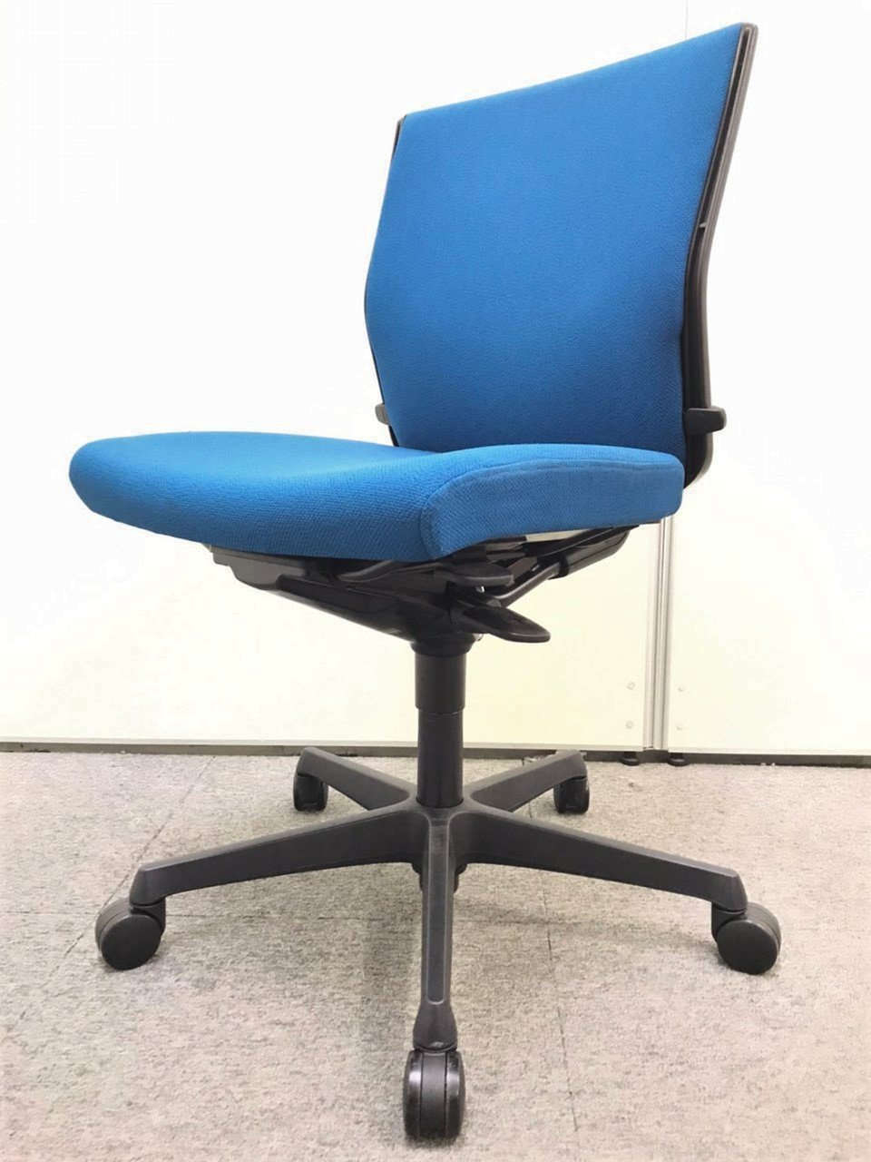 【10脚入荷】オカムラ｜エスクード｜鮮やかブルーがオフィスを変えてくれます！【尼崎店限定価格】
                        エスクード（クッション） 
                                    中古
            