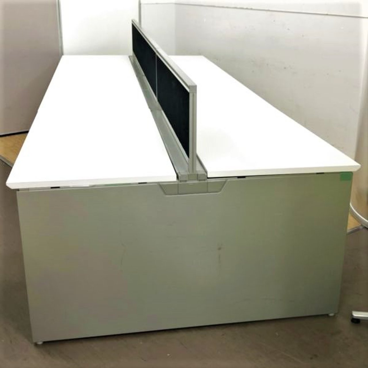 【オプション充実】デスクトップパーティション+引き出し付きの、贅沢大型デスク！！サイズは変更可能 W7200仕様(W2400+W2400+W2400)
                        プロユニットフリーウェイ 
                                    中古
            