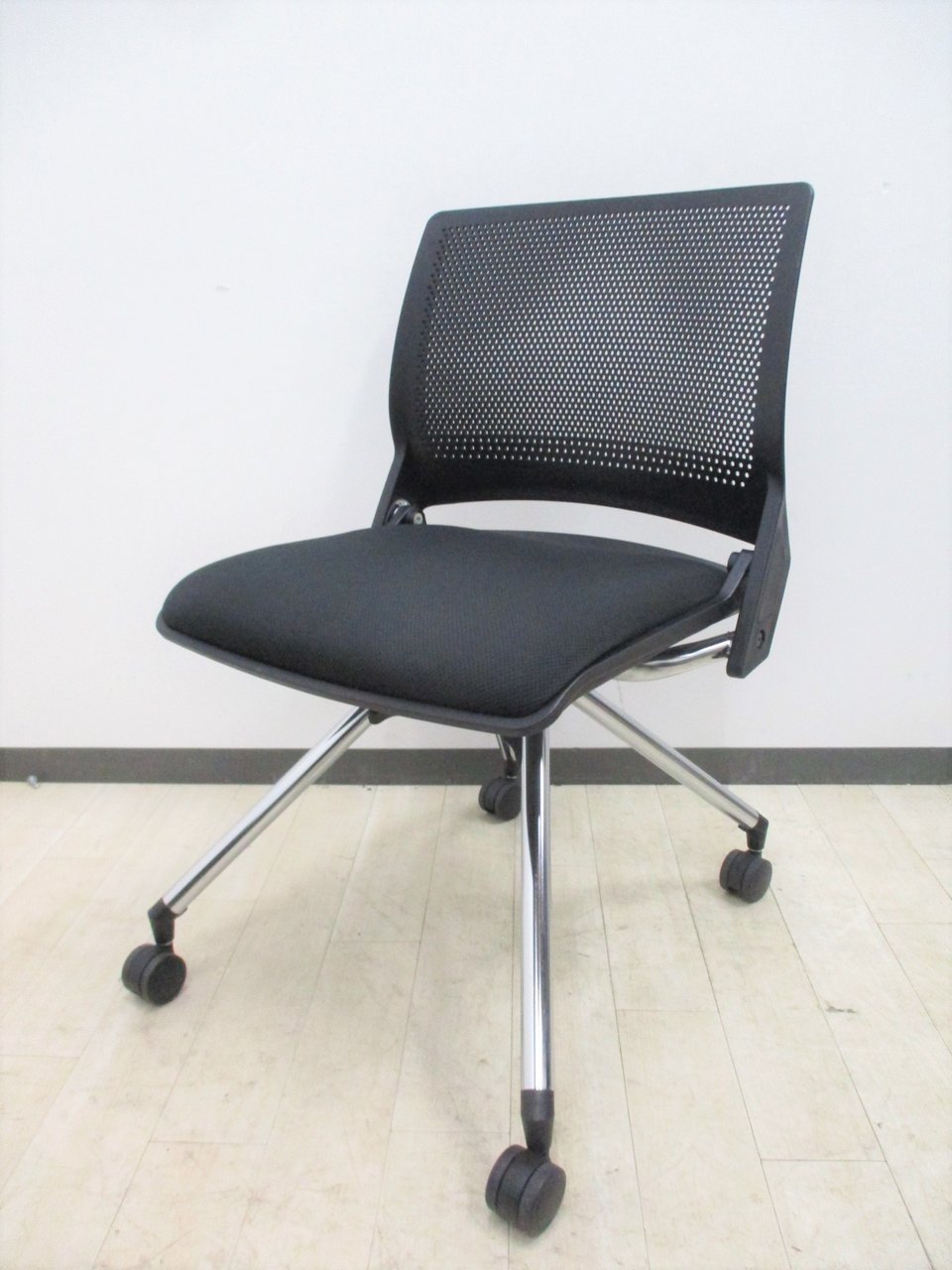 【今なら数揃います‼】1流メーカーオカムラ！どのテーブルにも合います！
                        クリール 
                                    中古
            