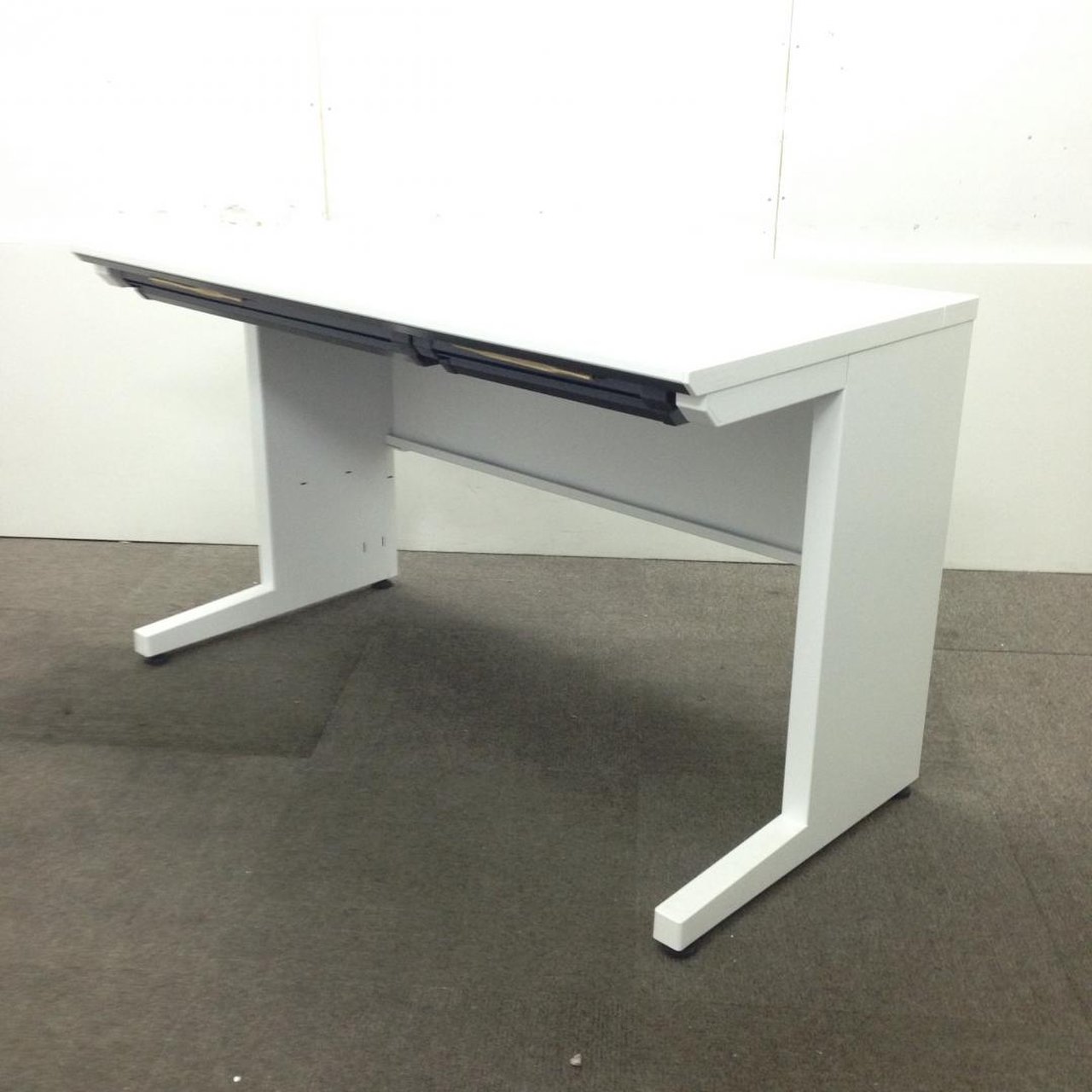 【30台ロット入荷】コクヨ｜IS｜清潔感溢れるホワイト！人気のW1200サイズ！【関西在庫数ナンバーワン・尼崎店】
                        アイエス 
                                    中古
            