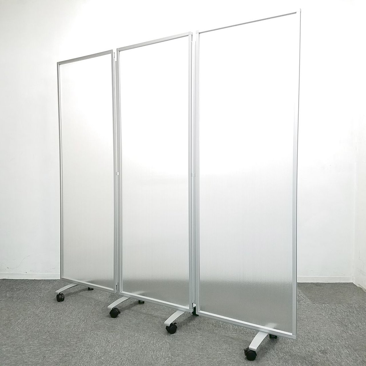 【新古品】【半透明】3連パーティション　三つ折りパーテーション　衝立　飛沫　予防
                        3連衝立パネル　キャスター付
                                    新古品
            