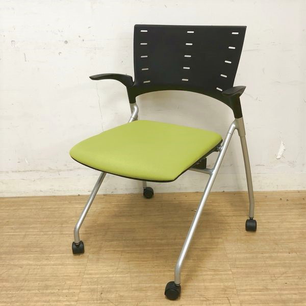 2016年製　製造年式新しくオススメ商品！　軽快なデザイン★　イトーキ　マノス　肘付き
                        マノス 
                                    中古
            