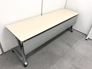 入替セールにつき大特価！【スタイリッシュなデザイン！】■オカムラ　サイドスタックテーブル（幕板付）ナチュラル天板 ■W2100×D600mmタイプ【レア】