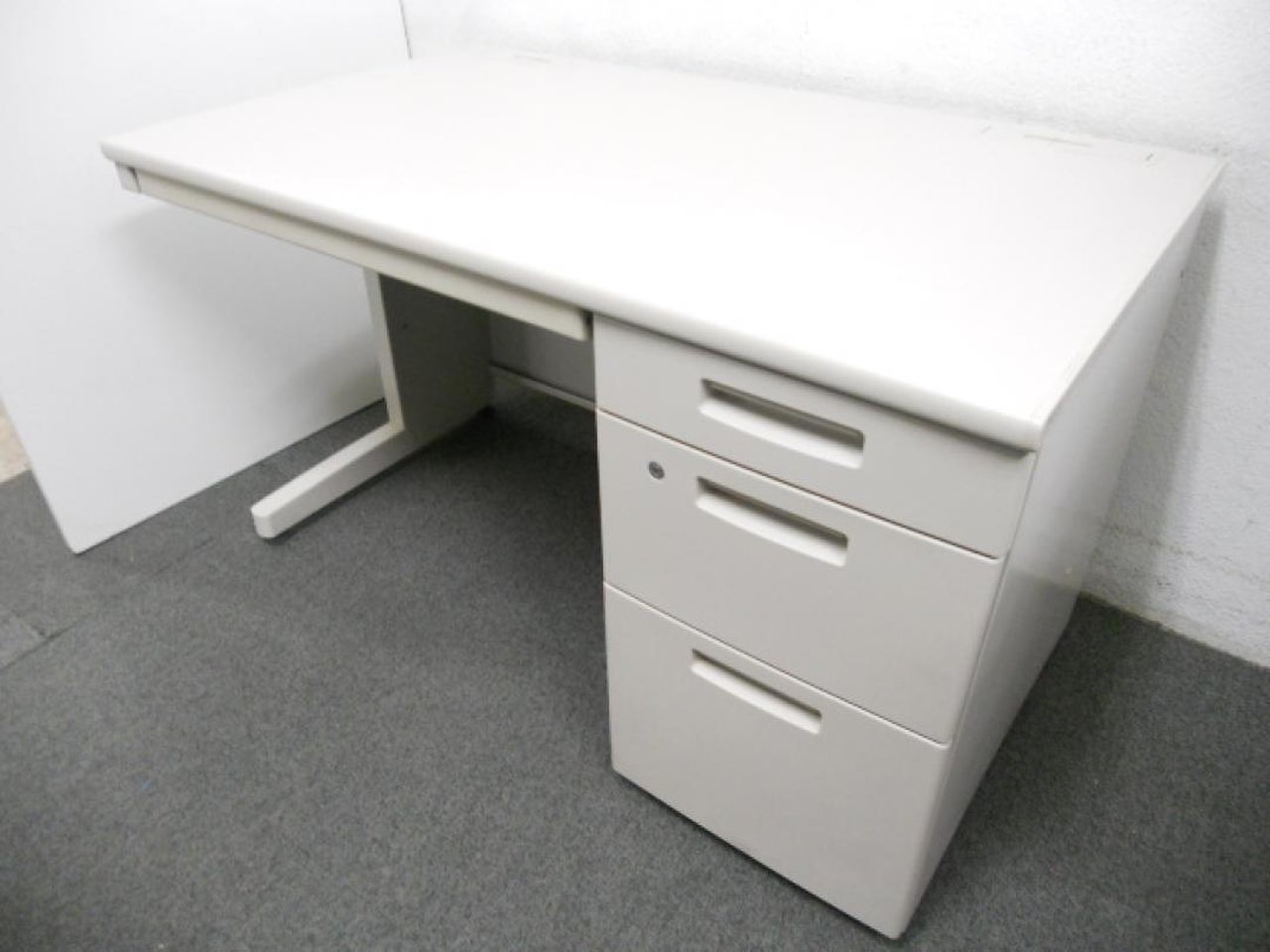 【W1200サイズ数揃います!!】片袖机はカギ付きで書類もしまえる人気シリーズ！コクヨ　BSシリーズ　ニューグレー【売れ筋サイズ】
                        新BS 
                                    中古
            