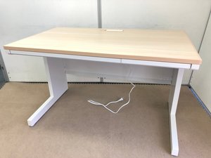 【2019年製】コンセント付きデスク！ウチダ製スカエナ/大人気シリーズ/ナチュラルで状態良好！