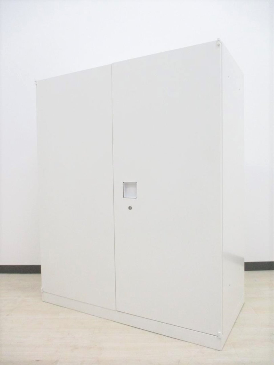 【人気のホワイトカラー！】国内トップメーカー製の両開き書庫が入荷致しました！
導入実績多数のレクトラインシリーズ！　★
                        レクトライン 
                                    中古
            