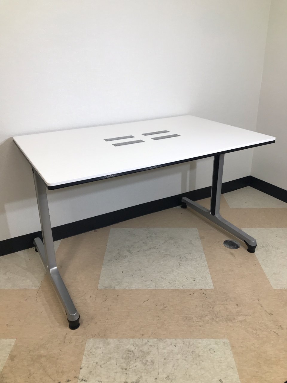 【中央部分に配線タップがあるからPC作業市やすい！】オカムラ　インターアクトテーブル　【希少！！】
                        インターアクト MT 
                                    中古
            