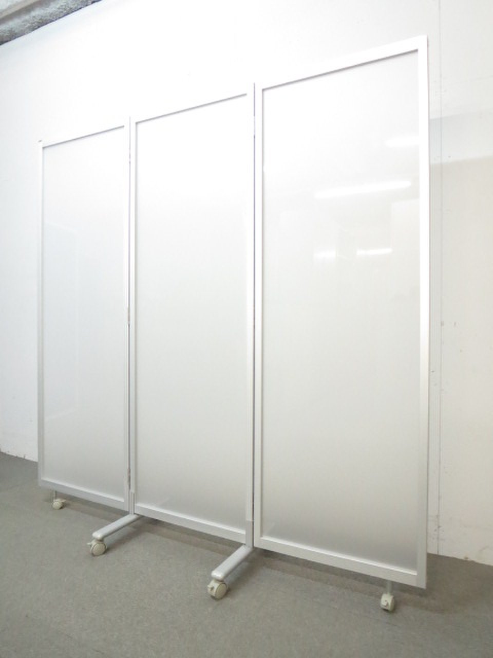 【半透明タイプで圧迫感を軽減！】■3連アクリルパーティション ■W1800mmタイプ（W600mm×3枚）
                        その他シリーズ
                                    新古品
            