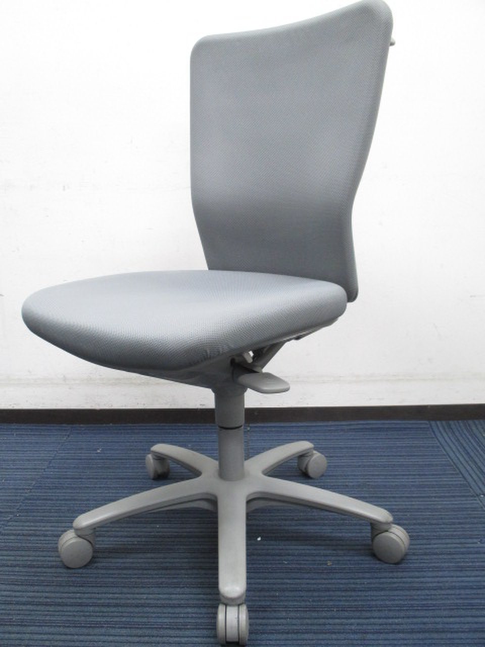 【人間工学に基づいたフィット感！】■カロッツァチェア　ハイバック　グレー　ハンガー付【おつとめ品】
                        カロッツァ 
                                    中古
            