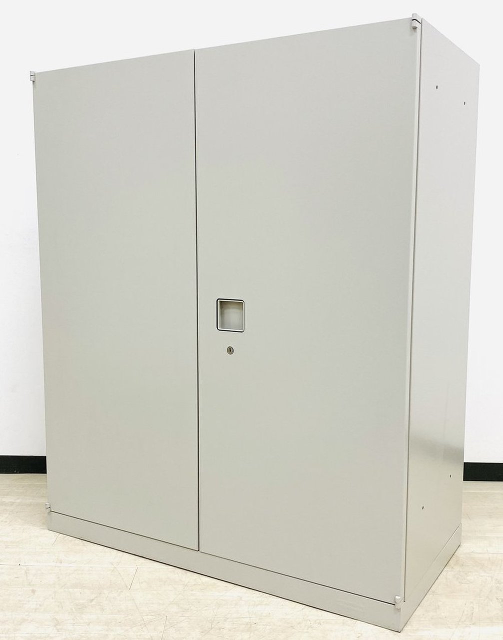 【書類整理にオススメ！】■オカムラ製　レクトラインシリーズ　■両開き書庫　ニューグレー【高品質！使いやすい！人気シリーズ！】
                        レクトライン 
                                    中古
            