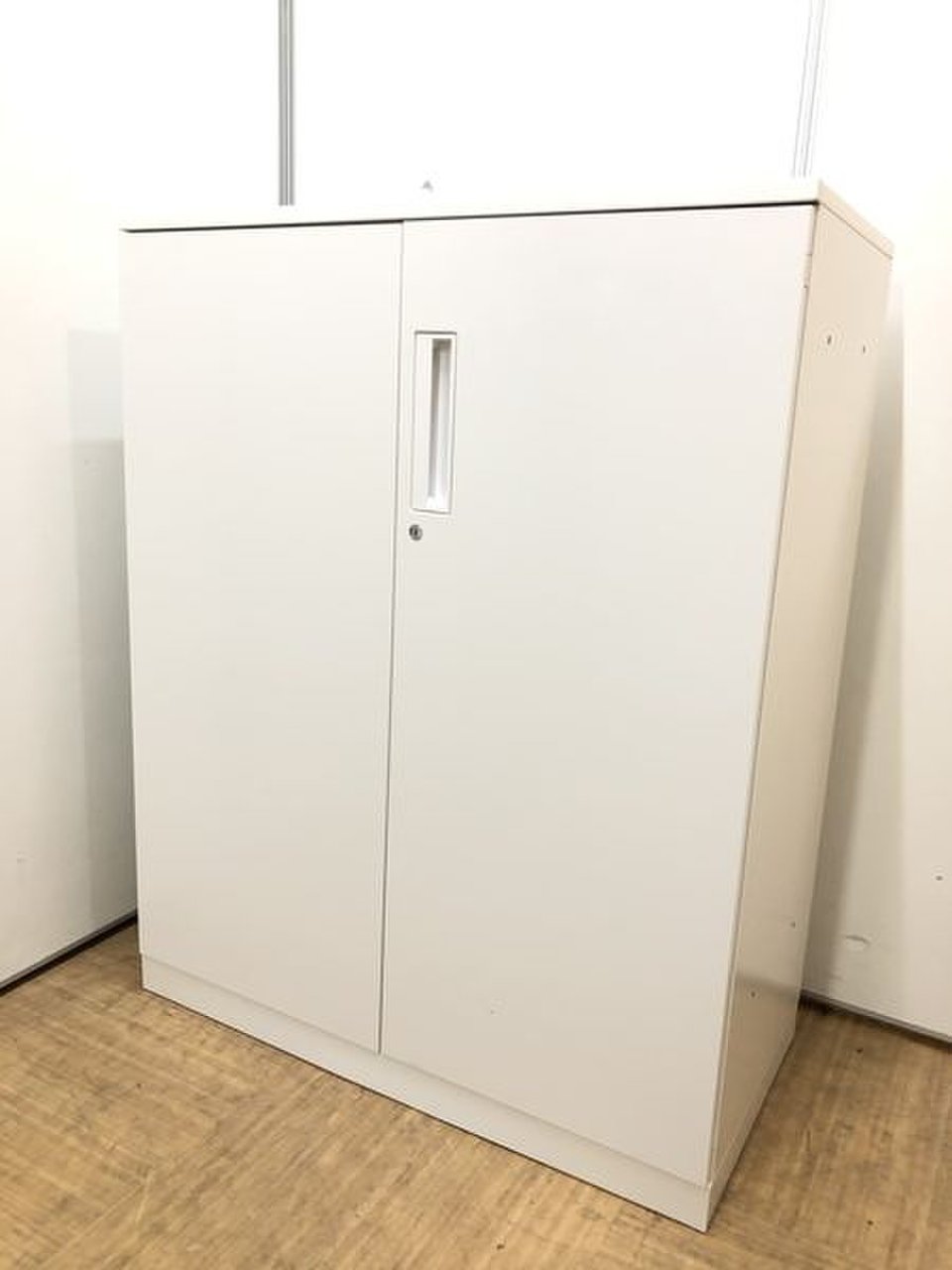 コクヨのホワイト書庫が入荷しました。人気の引き違いで当店一押し品！拠点開設にもオススメ！【京都・滋賀】【京都東寺店限定　ご来店限定割引10％OFF　スタッフに仰ってくださいませ。】
                        エディア 
                                    中古
            