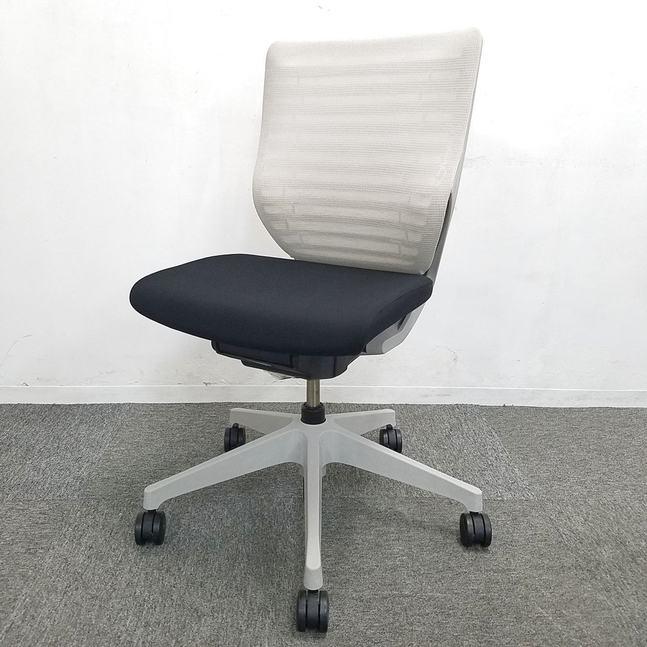 【在庫処分品につきお安くご提供！】【ロット入荷】オシャレなメッシュチェア入荷いたしました☆　オフィスチェア　テレワーク　
                        エピオス 
                                    中古
            