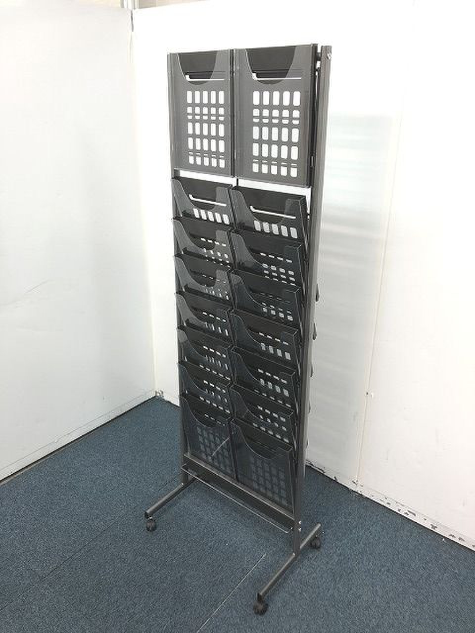 【２列８段のカタログスタンドの入荷です！！】
                        その他シリーズ
                                    中古
            