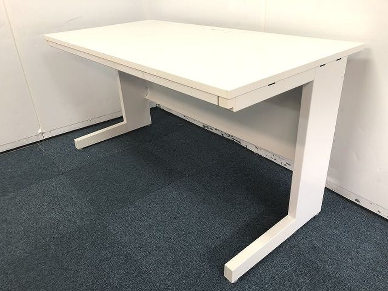 ホワイトカラー！！【人気サイズの１４００ｍｍ平机が入荷しました！！】■内田洋行■スカエナ
                        スカエナ デスク 
                                    中古
            