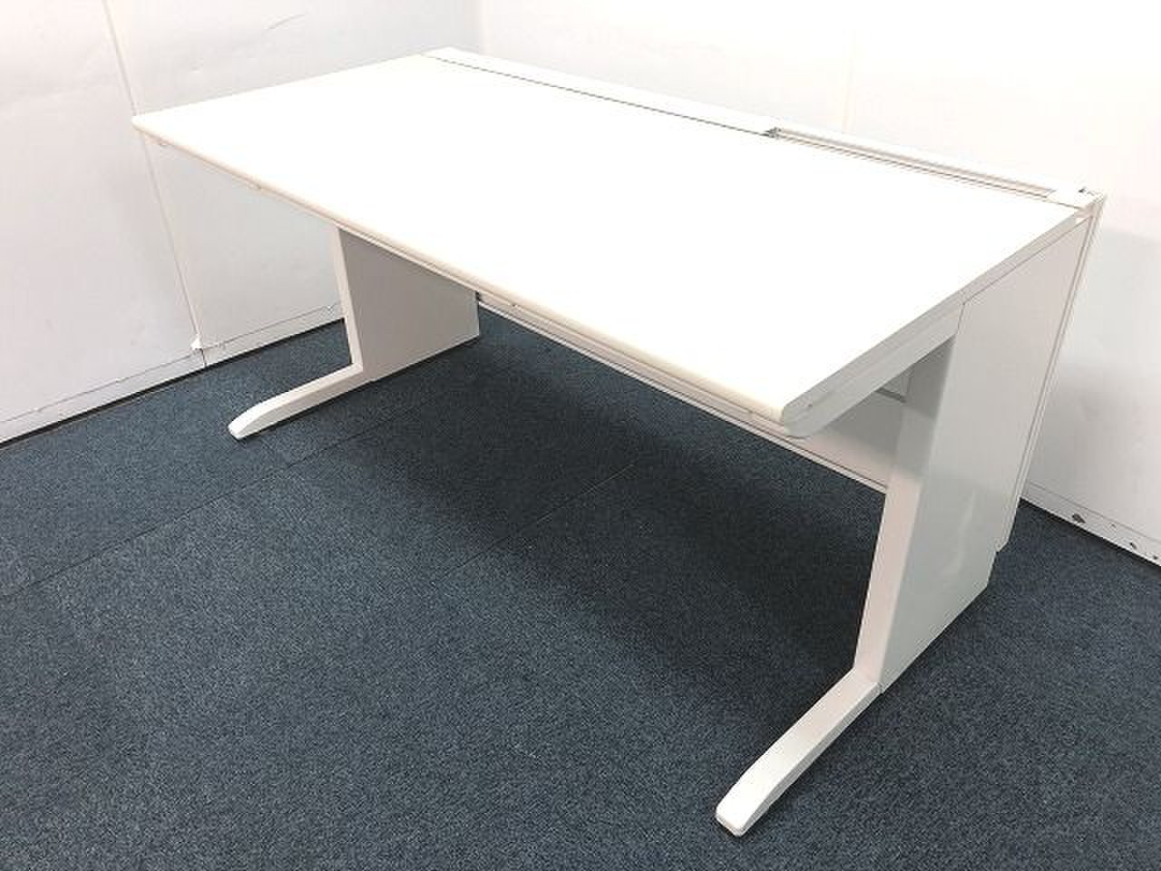 【横幅1400ｍｍのホワイトカラー平机の入荷です！！】■オカムラ■CZR
                        CZR 
                                    中古
            