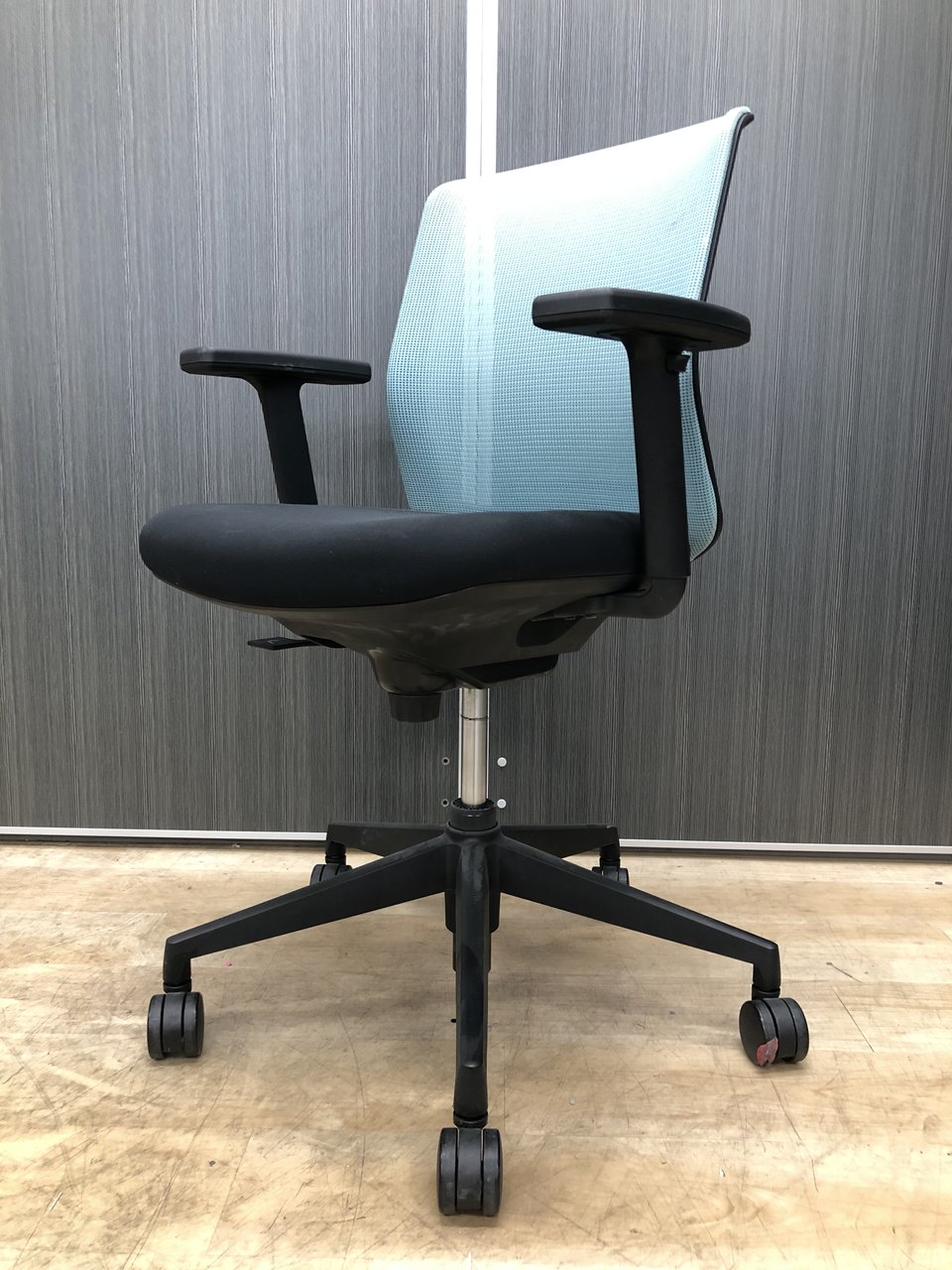 【限定4脚】ウチダ製　カリッサ　アクアブルー色【中古】【オフィス家具】【東京】【大阪】【愛知】【岐阜】
                        カリッサ 
                                    中古
            