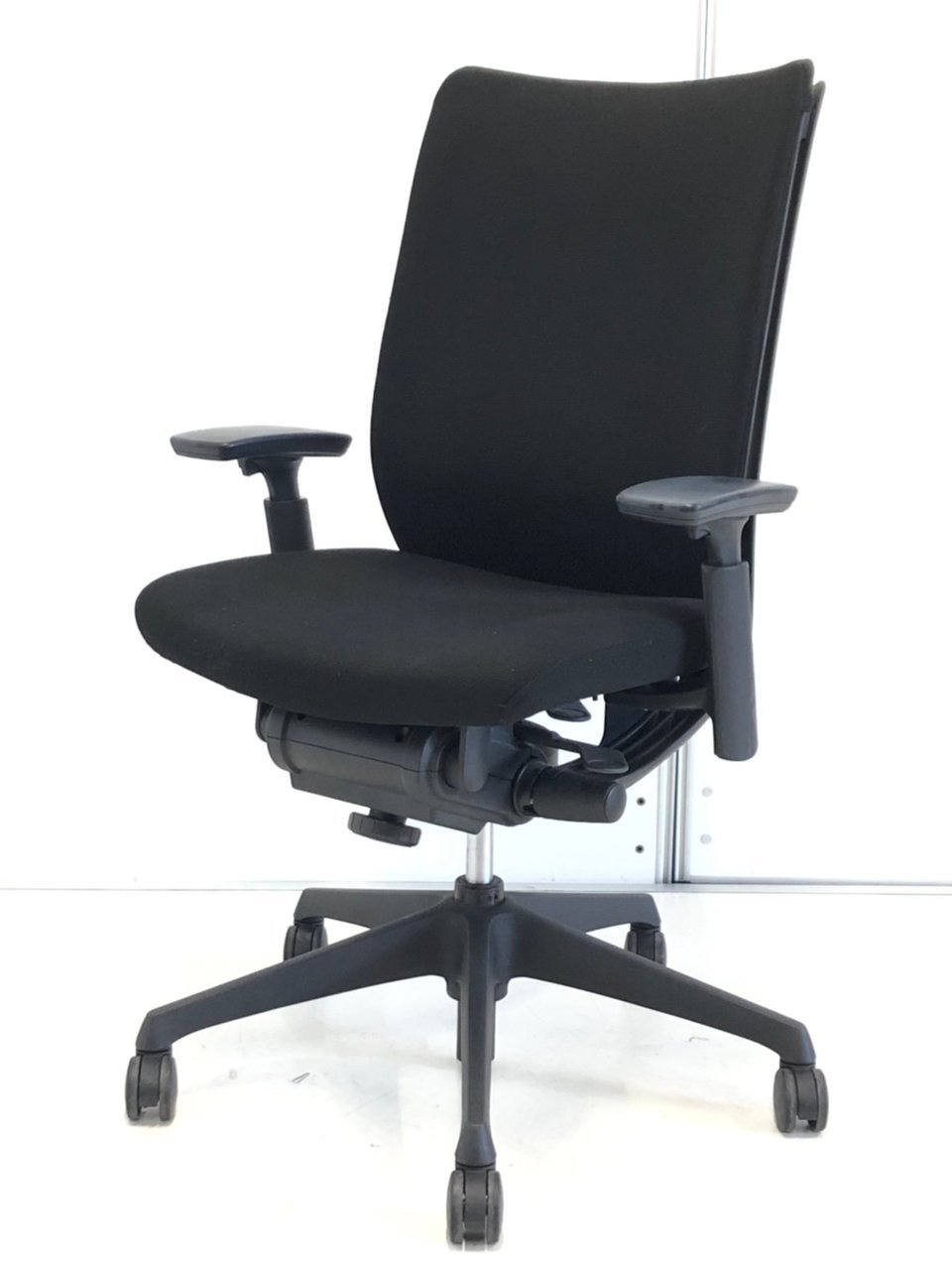 【テレワーク推奨チェア】【人気シリーズ】【クッション付】【可動肘】オカムラ/ヴィスコンテ/ブラック
                        ヴィスコンテ 
                                    中古
            