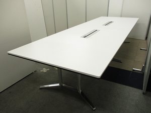 【8名様にオススメ】オカムラ製　ラティオⅡ　配線ダクト付　ホワイト色　会議用テーブル【中古】【オフィス家具】【東京】【大阪】【愛知】【岐阜】