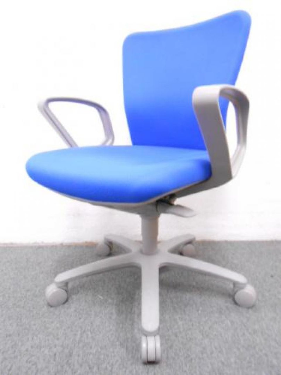 【残り1脚】　オカムラ　okamura　カロッツァ　Carrozza　肘付　オフィス　ＯＡチェア　椅子　執務　在宅　ブルー
                        カロッツァ 
                                    中古
            