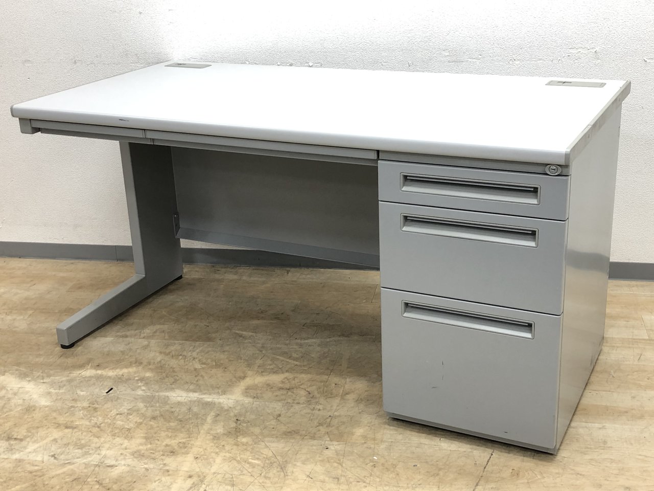 【2台入荷】スタンダードな事務用デスク。机上を広く使いたい方にオススメ!【中古】【オフィス家具】【東京】【大阪】【愛知】【岐阜】!
                        FEED 
                                    中古
            