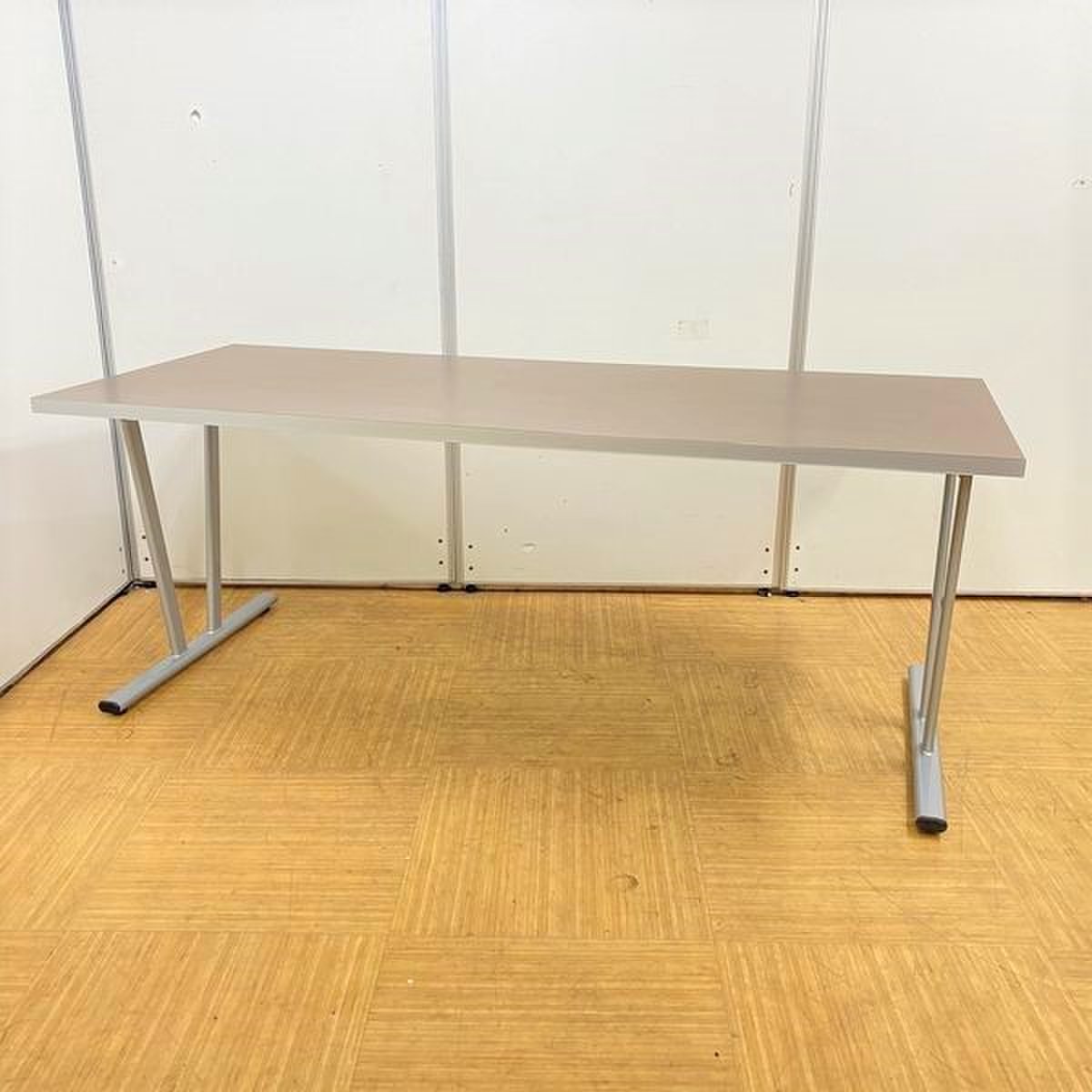 【希少】【めったに入荷しないサイズのブラウン天板】【スタイリッシュなデザインでオフィスをかっこよく！】
                        その他シリーズ
                                    中古
            