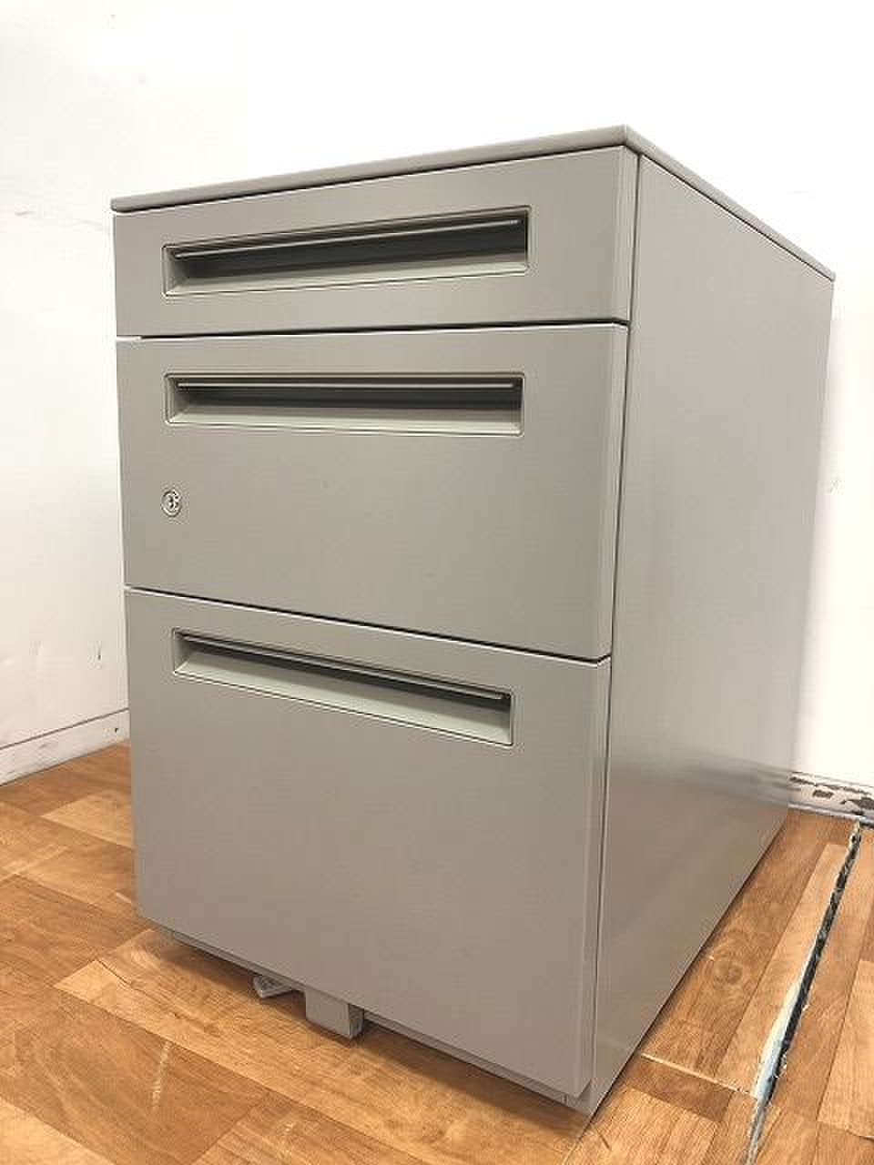 【定価約5万円！！取っ手が広く使いやすい3段ワゴンの入荷です！！】■内田洋行■ST■おつとめ品【I】
                        ST
                                    中古
            