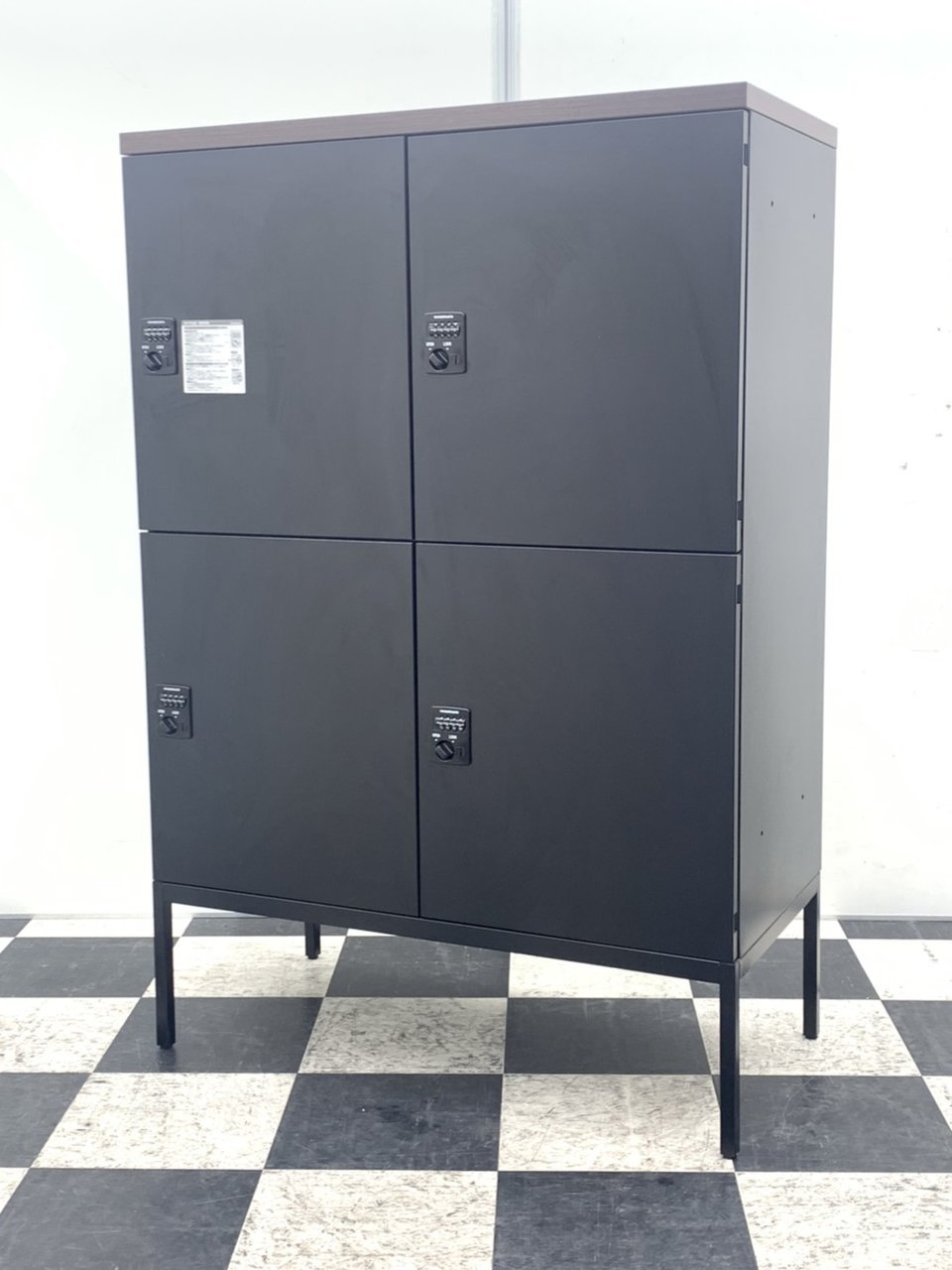 オカムラ製の４人用パーソナルロッカーを入荷しました！天板付で台にも出来る４つ脚タイプの希少な商品です！
                        モバイル収納シリーズ 
                                    中古
            