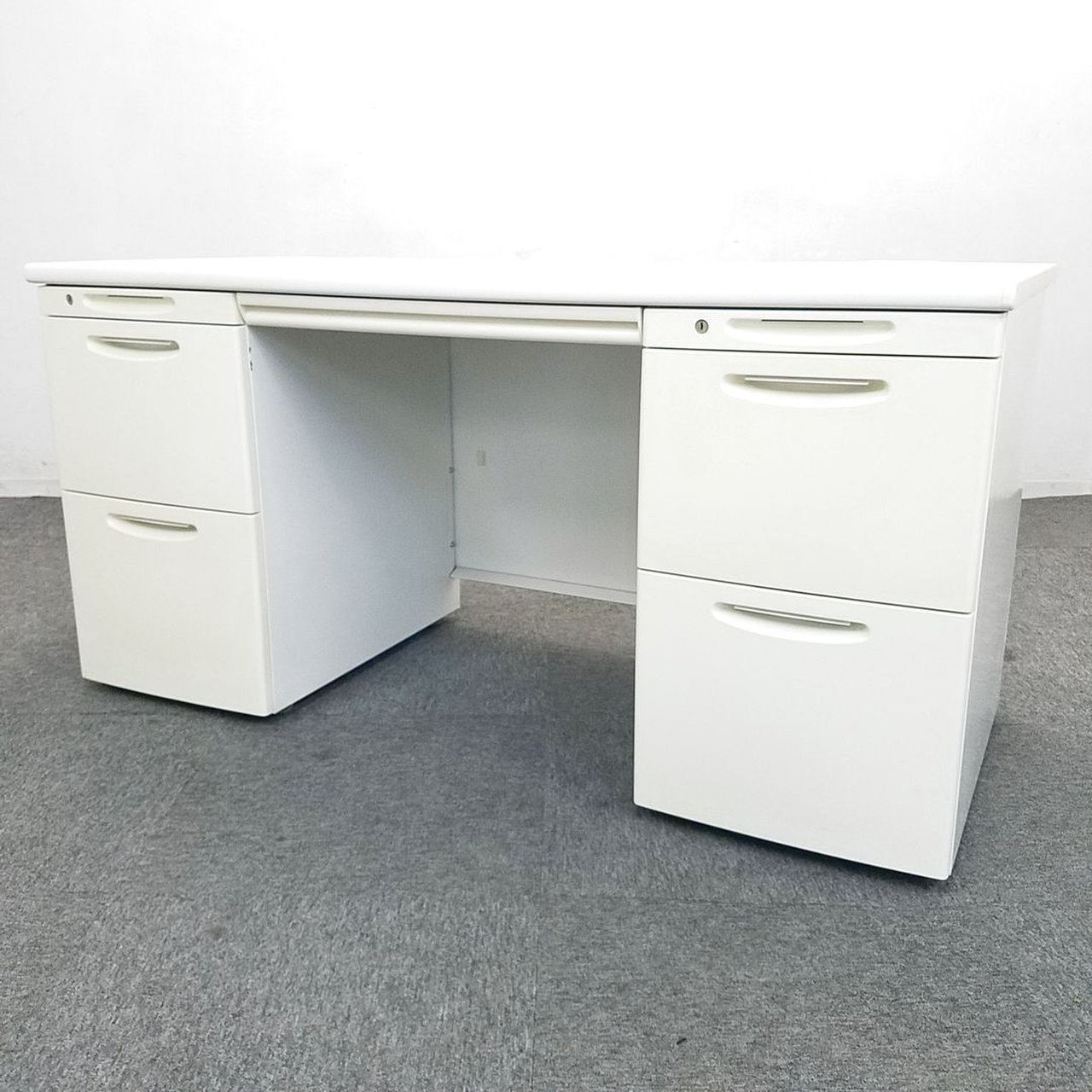 【ロット入荷】人気のホワイト両袖デスク入荷！配線機能や収納にこだわった両袖机！中古　オフィス家具 役員用デスク  コロナ対策 レイアウト変更
                        SD-Vデスクシステム 
                                    中古
            