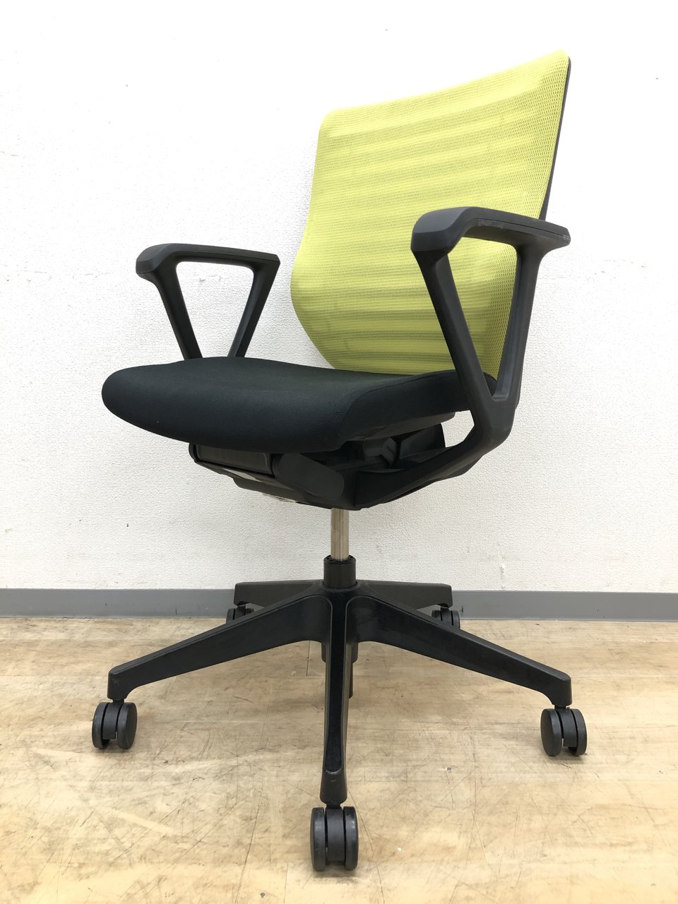 【残り1脚】魅力は使いやすさ。操作レスで理想的な座り心地を。【中古】【オフィス家具】【東京】【大阪】【愛知】【岐阜】
                        エピオス 
                                    中古
            