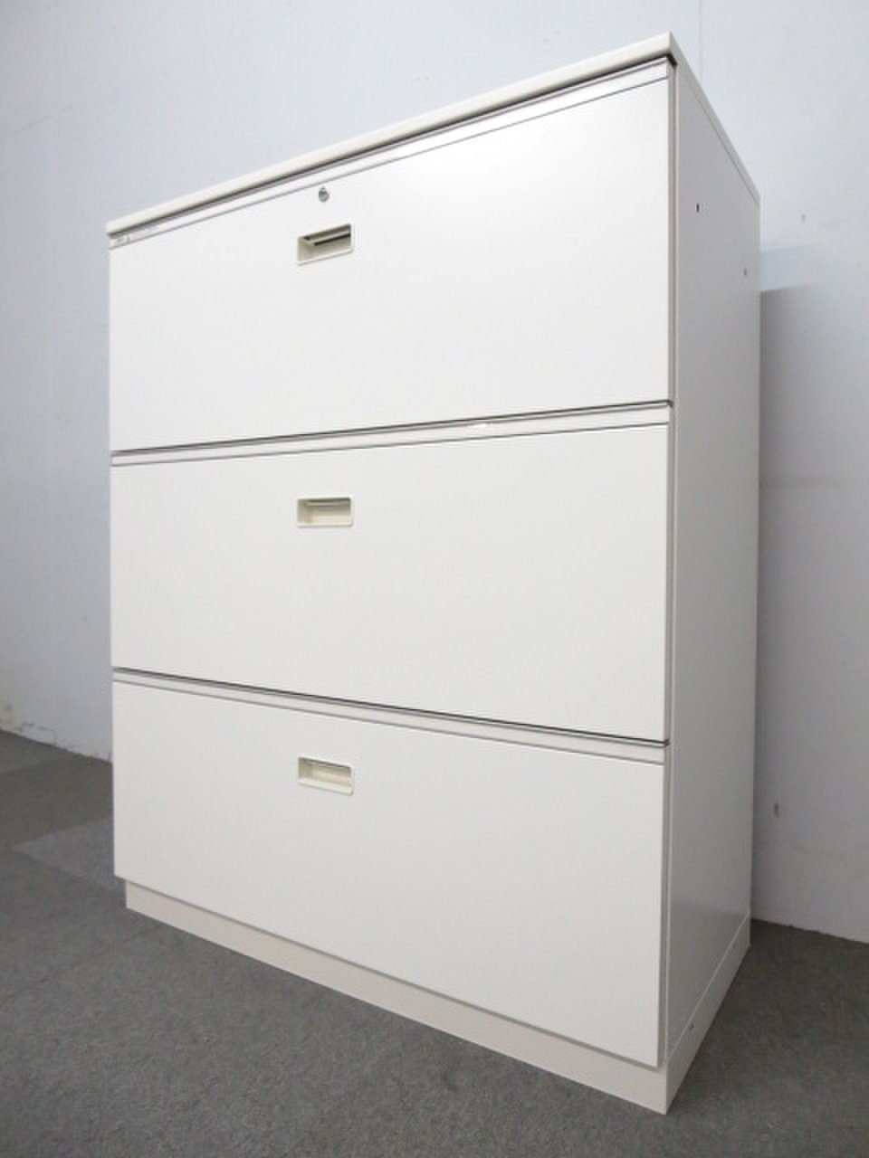 イトーキ製定番シリーズ！シンラインの3段ラテラルが入荷致しました!!収納物によって小分けができる3段引出しタイプ!
                        シンライン 
                                    中古
            