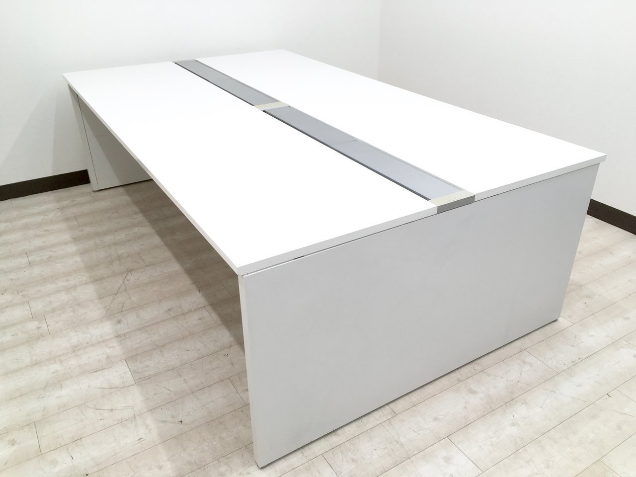 【定番のホワイト天板】フリーアドレスデスク｜幅2400mmで4名席としてオススメ【中古品】【新大阪】【吹田】【コロナ】
                        アルプレイス 
                                    中古
            